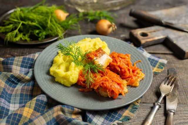Рыба под маринадом из моркови и лука с картофельным пюре Рыба под маринадом из моркови и лука с картофельным пюре