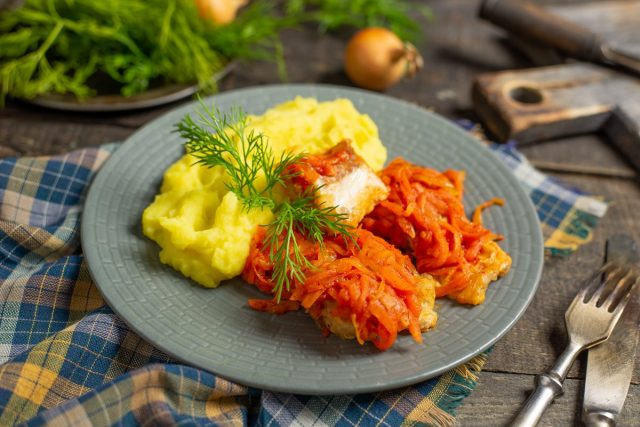 Рыба под маринадом из моркови и лука с картофельным пюре