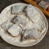 Обваливаем кусочки филе в муке со всех сторон Обваливаем кусочки филе в муке со всех сторон