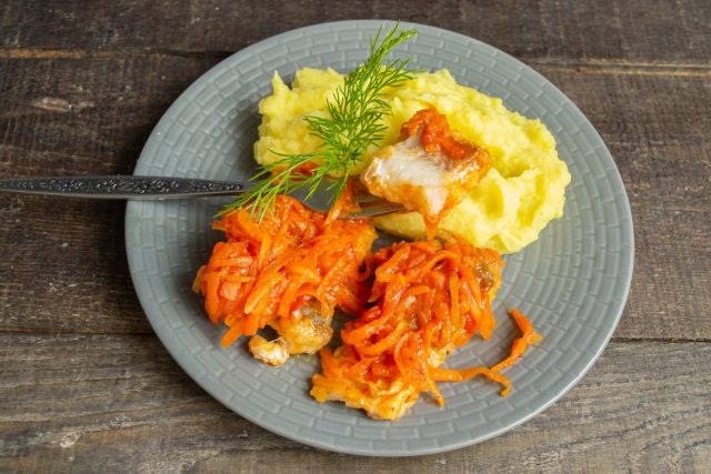 Рыба под маринадом из моркови и лука с картофельным пюре готова Рыба под маринадом из моркови и лука с картофельным пюре готова