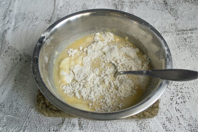 В миску с мукой добавляем тёплую молочно-дрожжевую смесь, перемешиваем тесто 