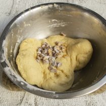 Добавляем изюм и ещё раз вымешиваем тесто Добавляем изюм и ещё раз вымешиваем тесто