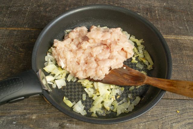 Добавляем мясо к обжаренному луку, разминаем лопаткой Добавляем мясо к обжаренному луку, разминаем лопаткой