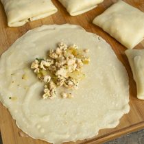 В центр блинчика кладём 2 столовые ложки мясной начинки, сворачиваем конвертиком В центр блинчика кладём 2 столовые ложки мясной начинки, сворачиваем конвертиком