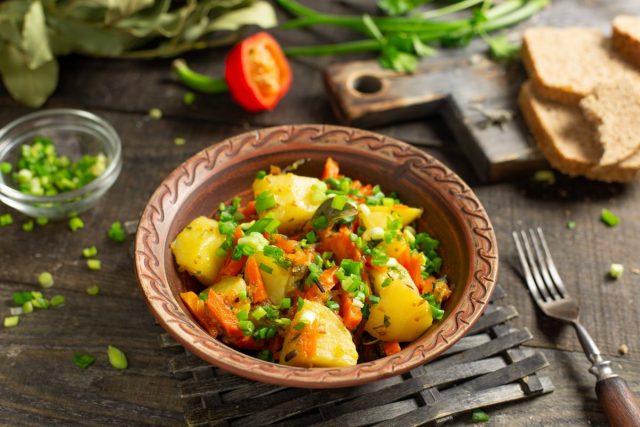 Тушеный картофель с морковью и луком — просто и вкусно Тушеный картофель с морковью и луком — просто и вкусно