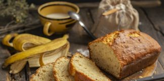 Вкусный банановый хлеб с миндальными лепестками