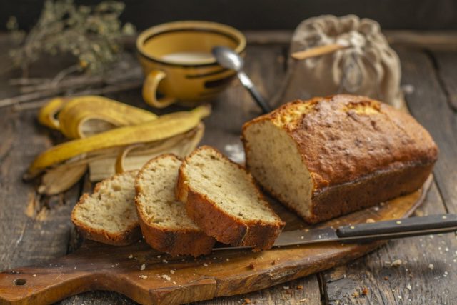 Вкусный банановый хлеб с миндальными лепестками Вкусный банановый хлеб с миндальными лепестками