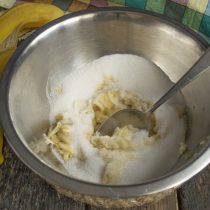 Насыпаем в миску с фруктами сахарный песок Насыпаем в миску с фруктами сахарный песок