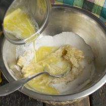 Растопленное масло выливаем в миску с бананами и сахаром Растопленное масло выливаем в миску с бананами и сахаром
