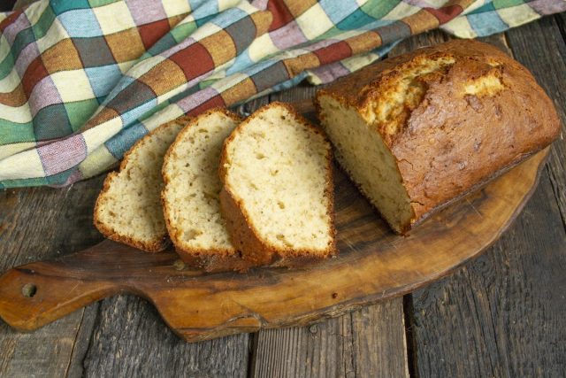 Вкусный банановый хлеб с миндальными лепестками готов Вкусный банановый хлеб с миндальными лепестками готов