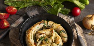 Жареная домашняя колбаса с луком