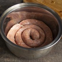 Кладём кольцо колбаски в кастрюлю на плите, вливаем кипящую воду и выдерживаем не более 4-5 минут