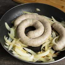 Выкладываем кольцо колбасы в центр разогретой сковородки Выкладываем кольцо колбасы в центр разогретой сковородки