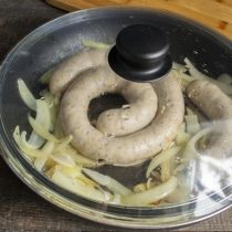 Жарим колбаску под крышкой с двух сторон Жарим колбаску под крышкой с двух сторон