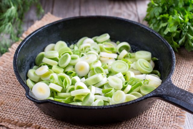 Все вкусовые качества лука-порея полностью раскрываются лишь при термической обработке Все вкусовые качества лука-порея полностью раскрываются лишь при термической обработке