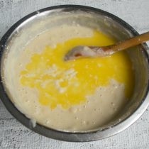 Вливаем сливочное масло в тесто, тщательно перемешиваем Вливаем сливочное масло в тесто, тщательно перемешиваем