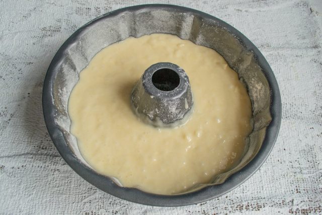 Смазываем форму мягким сливочным маслом и посыпаем мукой, выливаем тесто Смазываем форму мягким сливочным маслом и посыпаем мукой, выливаем тесто