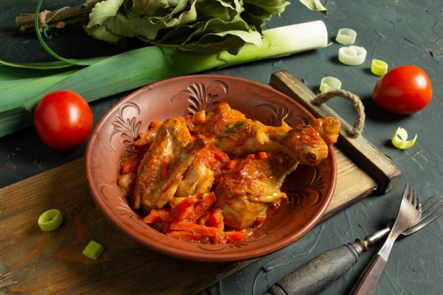 Ароматное чахохбили из курицы с томатной пастой Ароматное чахохбили из курицы с томатной пастой