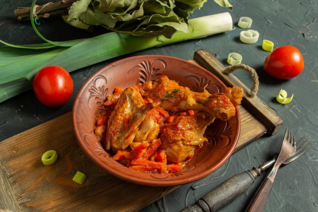 Ароматное чахохбили из курицы с томатной пастой Ароматное чахохбили из курицы с томатной пастой