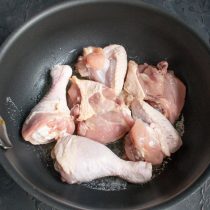 Растапливаем сливочное масло, кладём в сильно разогретую сковороду обсушенные кусочки цыплёнка, обжариваем с одной стороны Растапливаем сливочное масло, кладём в сильно разогретую сковороду обсушенные кусочки цыплёнка, обжариваем с одной стороны