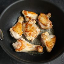 Переворачиваем курочку и жарим до золотистой корочки с другой стороны Переворачиваем курочку и жарим до золотистой корочки с другой стороны
