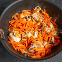 Сладкую морковь режем небольшими брусочками, добавляем к курице и луку Сладкую морковь режем небольшими брусочками, добавляем к курице и луку