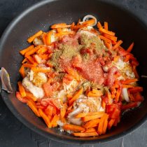Насыпаем соль, хмели-сунели, молотую сладкую паприку Насыпаем соль, хмели-сунели, молотую сладкую паприку