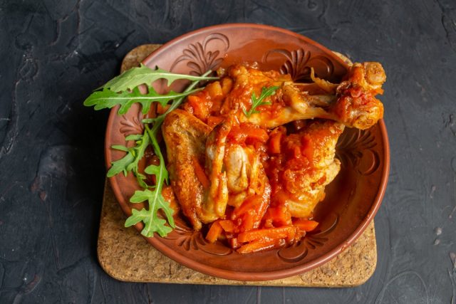 Ароматное чахохбили из курицы с томатной пастой готово Ароматное чахохбили из курицы с томатной пастой готово