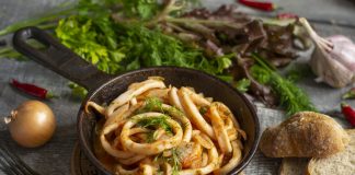 Кальмары в томатном соусе — просто и вкусно