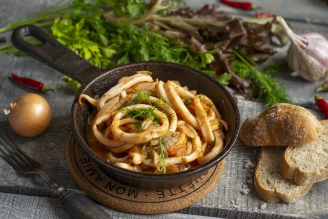 Кальмары в томатном соусе — просто и вкусно