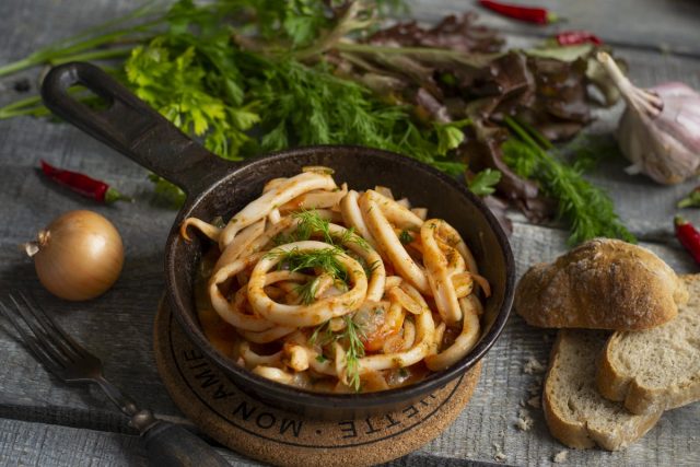 Кальмары в томатном соусе — просто и вкусно Кальмары в томатном соусе — просто и вкусно