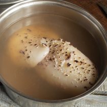 В кипящую воду, по одному, кладём кальмаров. Как только вода снова вскипит, варим каждого кальмара по 2 минуты В кипящую воду, по одному, кладём кальмаров. Как только вода снова вскипит, варим каждого кальмара по 2 минуты