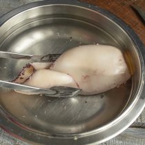 Извлекаем тушки щипцами из кипятка и кладём в холодную воду Извлекаем тушки щипцами из кипятка и кладём в холодную воду