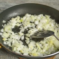В растопленное масло кладём репчатый лук и чеснок, солим, перчим, насыпаем щепотку сахара В растопленное масло кладём репчатый лук и чеснок, солим, перчим, насыпаем щепотку сахара