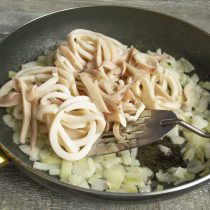 Когда лук станет полупрозрачным, кладём в сковороду нарезанные морепродукты Когда лук станет полупрозрачным, кладём в сковороду нарезанные морепродукты