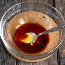 Наливаем в миску соевый соус, добавляем жидкий мёд