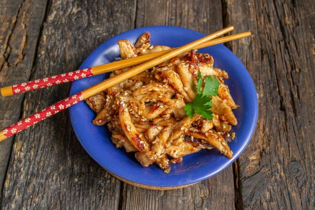 Кисло-сладкая курица терияки с кунжутом готова Кисло-сладкая курица терияки с кунжутом готова
