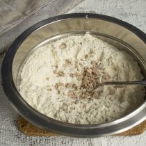 На муку крошим свежие дрожжи, растираем муку с дрожжами руками На муку крошим свежие дрожжи, растираем муку с дрожжами руками