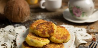 Нежные сырники с изюмом и кокосовой стружкой на сковороде