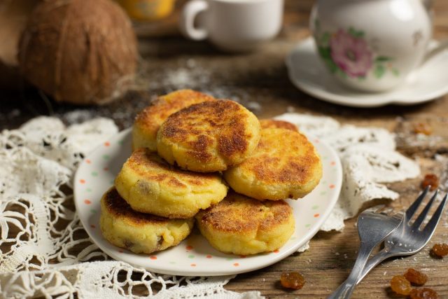 Нежные сырники с изюмом и кокосовой стружкой на сковороде Нежные сырники с изюмом и кокосовой стружкой на сковороде