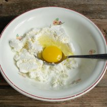 Разбиваем куриное яйцо, добавляем щепотку мелкой поваренной соли