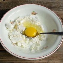 Разбиваем куриное яйцо, добавляем щепотку мелкой поваренной соли Разбиваем куриное яйцо, добавляем щепотку мелкой поваренной соли
