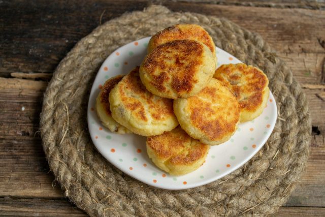 Нежные сырники с изюмом и кокосовой стружкой готовы Нежные сырники с изюмом и кокосовой стружкой готовы