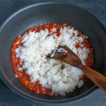 В готовый соус кладём варёный рис В готовый соус кладём варёный рис