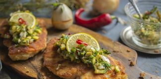 Сочный куриный шницель в панировке с сальсой из авокадо - Рецепты Сочный куриный шницель в панировке с сальсой из авокадо