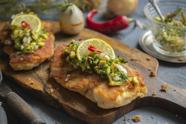 Сочный куриный шницель в панировке с сальсой из авокадо Сочный куриный шницель в панировке с сальсой из авокадо