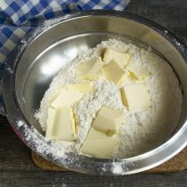 Сливочное масло режем кубиками, добавляем к муке Сливочное масло режем кубиками, добавляем к муке
