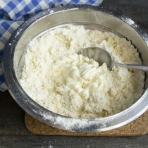 Растираем масло с мукой руками, добавляем майонез Растираем масло с мукой руками, добавляем майонез