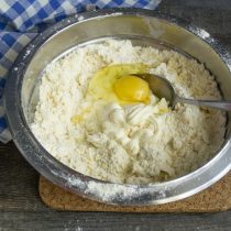 Разбиваем в миску крупное куриное яйцо Разбиваем в миску крупное куриное яйцо