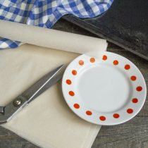 Выбираем тарелку — шаблон, по которому будем резать коржи, нарезаем несколько листов пекарской бумаги